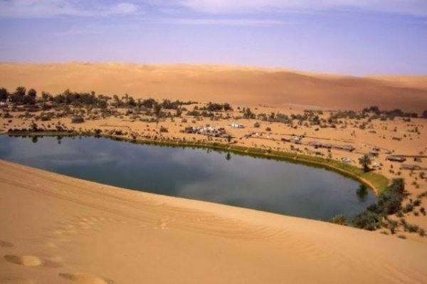 Живописный оазис Убари посреди пустыни Сахара (10 фото)