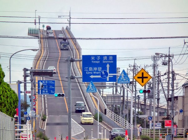 Ешима Охаши: мост в Японии, похожий на американские горки (4 фото)