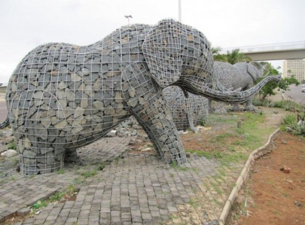 Каменные слоны Андриса Боты (8 фото)