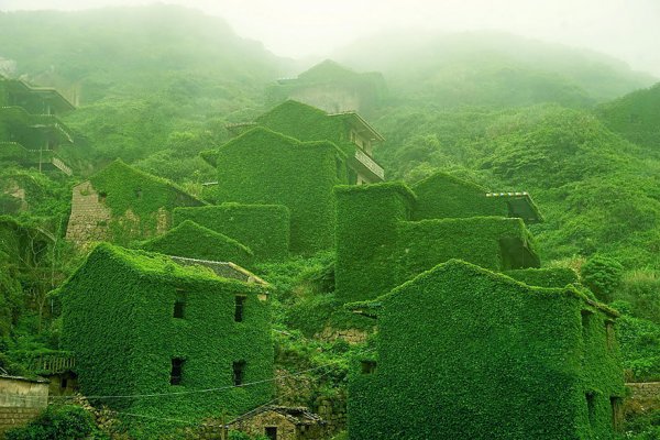Полностью заросшая заброшенная деревня в Китае (10 фото)