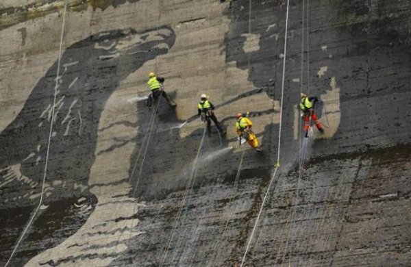 Впечатляющий гигантский рисунок на плотине Солина (6 фото)