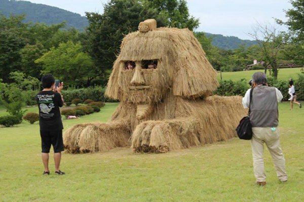 Соломенные скульптуры на фестивале в Японии (18 фото)