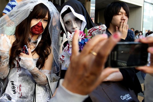 Костюмированный хэллоуинский парад в Токио (15 фото)