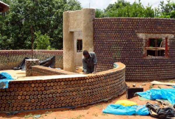 В Нигерии собираются строить дома из пластиковых бутылок