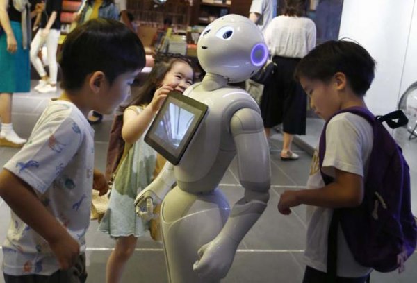В Японии робот стал учеником средней школы