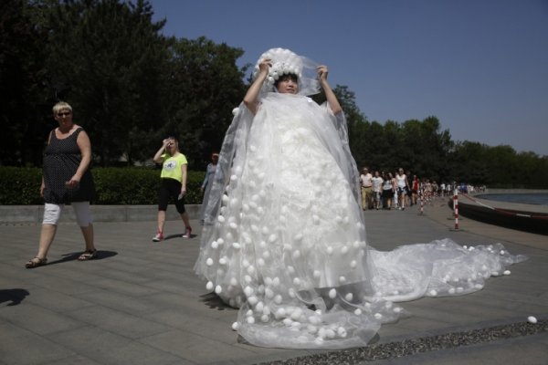 Дизайнер из Китая презентовала платье, созданное из яиц