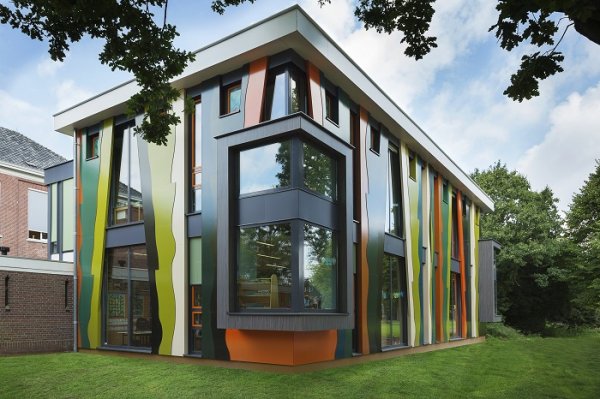В Голландии возвели яркую школу из цветных деревянных панелей