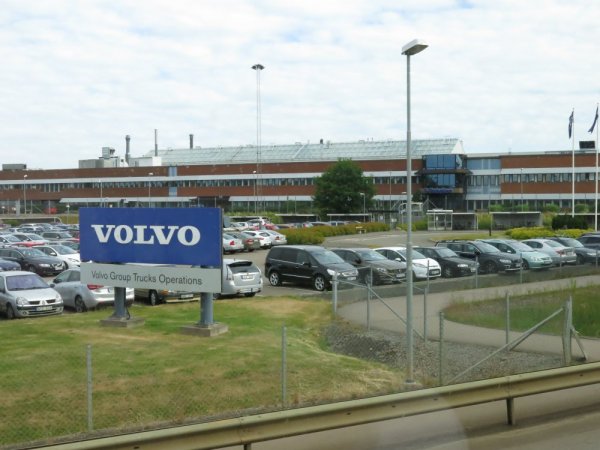 Компания Volvo продемонстрировала журналистам уникальное производство своих двигателей