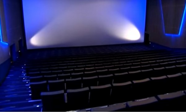 Учёные создали экран для кинотеатров, позволяющий смотреть 3D-фильмы без очков