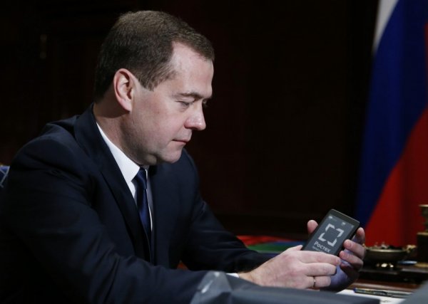 Директор «Росэлектроники» обещает создать «российский iPhone »