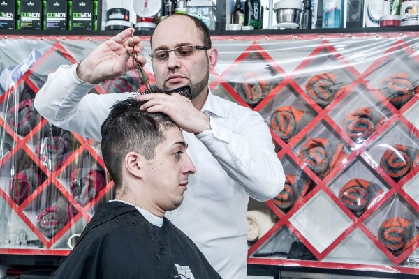 В Баку живёт коллекционер древних бритв и парикмахерских приспособлений