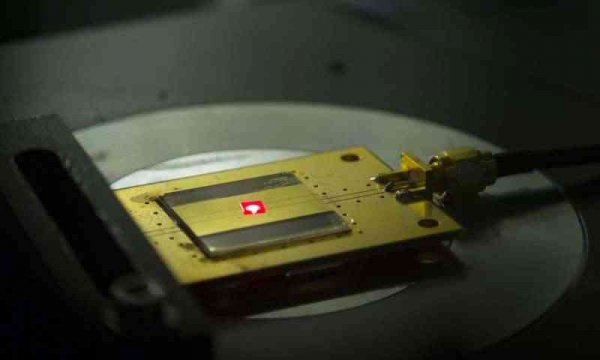 Учёные создали самый маленький радиоприёмник в мире, размером два атома