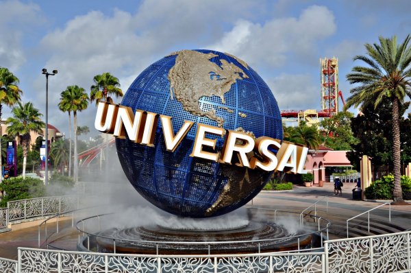Universal собирается запустить три парка развлечений