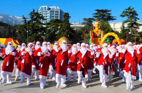 В Ялте состоялась парад Дедов Морозов