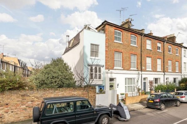 В Лондоне выставили на продажу один из самых узких домов