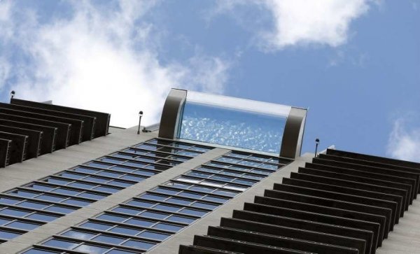 В Техасе появился «Небесный бассейн», который свисает с крыши небоскрёба