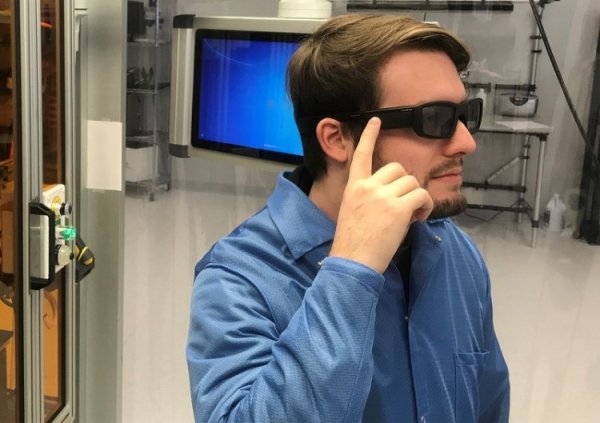 Intel презентовал интеллектуальные очки
