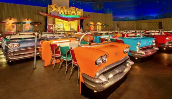 В США открыли необычный ресторан в стилистике 50-х годов