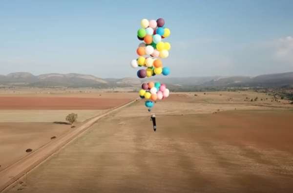 Житель Великобритании совершил полёт на стуле, к которому были привязаны воздушные шары