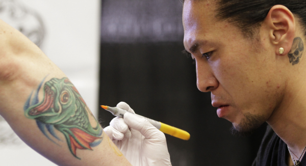 Учёные создали татуировку, помогающую распознать онкологию