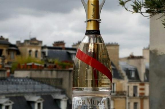 Дизайнер из Франции придумал шампанское, которое можно пить в космосе