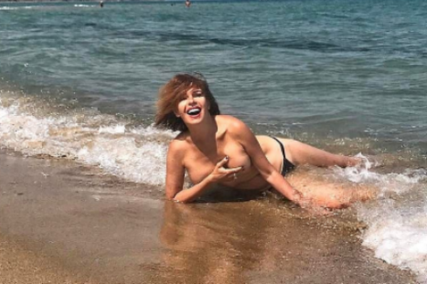 52-летняя Наталья Штурм обнажилась на пляже