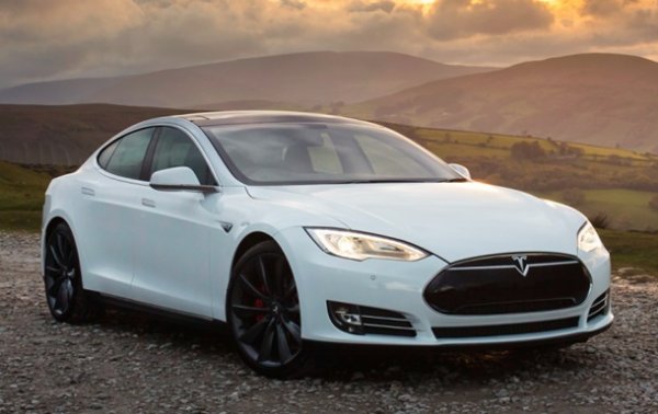 Машина Tesla сможет ездить по парковке без водителя