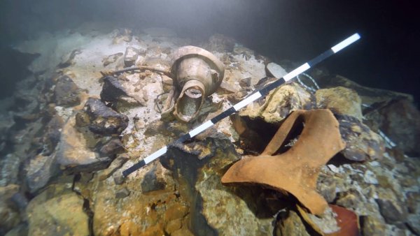 В пещере под водой возле Майорки нашли две сотни древних амфор