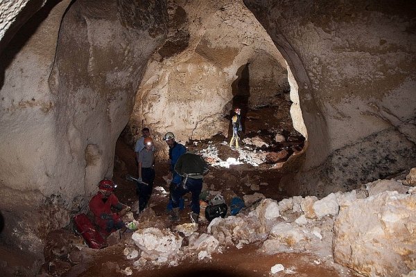 В Каталонии нашли пещеру с давними рисунками